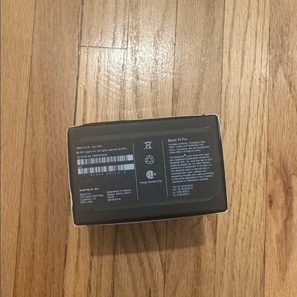 Alo Yoga X Beats Fit Pro Headphone - Picture 5 of 8